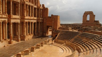 célèbre pour ses colonnes de marbre rose. Le patrimoine archéologique libyen «est extraordinaire, entre restes préhistoriques, carthaginois, grecs, romains, byzantins, arabes», notait en août 2013 un article de Géopolis. Extraordinaire «par sa richesse et sa diversité», complète l’universitaire Mohamed Arbi Nsiri dans une tribune à «Jeune Afrique». Menées depuis plus d’un siècle, des fouilles archéologiques ont permis d’identifier «quelques centaines de sites archéologiques d’intérêt», poursuit l’universitaire. Lequel pense «que ce patrimoine risque de disparaître» (photo prise le 29 septembre 2011). (Patrick Baz - AFP)