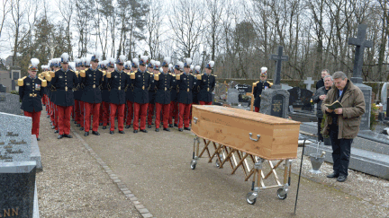 &nbsp; (L'hommage des élèves de Saint-Cyr au jeune élève-officier dans la Creuse en février dernier © MaxPPP)