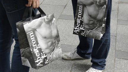 Des clients d'Abercrombie &amp; Fitch &agrave; la sortie du magasin sur les Champs-Elys&eacute;es, &agrave; Paris, le 19 mai 2011. (BENOIT TESSIER / REUTERS)