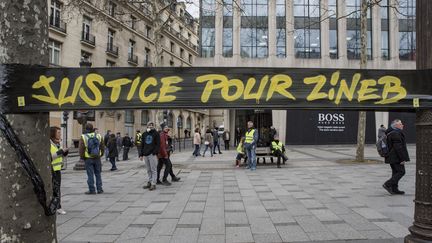 Une bannière "Justice pour Zineb" sur les Champs-Elysées à Paris, le 16 mars 2019.&nbsp; (ANTONI LALLICAN / HANS LUCAS / AFP)