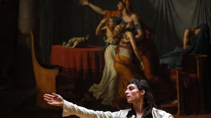 Une danseuse devant le tableau "Les Licteurs rapportent à Brutus les corps de ses fils" au musée du Louvres, le 22 novembre 2022.&nbsp; (CHRISTOPHE ARCHAMBAULT / AFP)