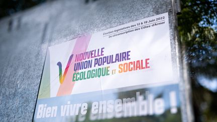 Une affiche de la Nupes, le 1er juin 2022 à Dinan (Côtes-d'Armor). (MARTIN BERTRAND / HANS LUCAS / AFP)