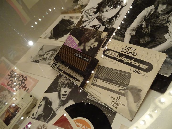 La vitrine de l'exposition "Bowie Odyssée" dans laquelle on découvre le Stylophone, un instrument de musique oublié des années soixante, dont Davie Bowie s'est servi en partie pour son titre "Space Oddity". (COLLECTION JEAN-CHARLES GAUTIER  - PHOTO LAURE NARLIAN)