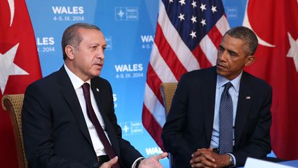 Le pr&eacute;sident turc Recep Tayyip Erdogan (&agrave; g.) rencontre le pr&eacute;sident am&eacute;ricain Barack Obama, le 5 septembre 2014, lors du sommet de l'Otan &agrave; Newport (pays de Galles, Royaume-Uni). (KAYHAN OZER / ANADOLU AGENCY / AFP)