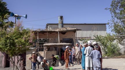 Des jeunes écoliers afghans à Kaboul (Afghanistan), le 16 septembre 2021. (BULENT KILIC / AFP)