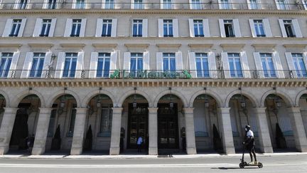 Le palace parisien Le Meurice, rue de Rivoli, à Paris (1er arrondissement), le 7 août 2020. (ALAIN JOCARD / AFP)