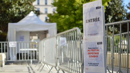 Test de dépistage au coronavirus (Covid-19), à la mairie de Clichy (Hauts-de-Seine), le 15 avril 2020. (VICTOR VASSEUR / FRANCEINFO)