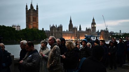 Une file d'attente&nbsp;de près de sept&nbsp;kilomètres&nbsp;s'est créée devant le palais de Westminster&nbsp;à Londres pour rendre un dernier hommage à la reine Elizabeth II,&nbsp;le 15 septembre 2022.&nbsp; (MARCO BERTORELLO / AFP)