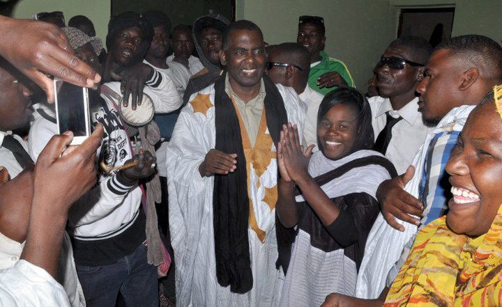 Des militants anti-esclavagistes mauritaniens accueillent Biram Dah Obeid, président de l’IRA, à sa sortie de prison le 17 mai 2016.
  (Photo AFP)