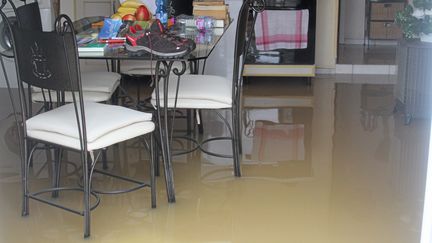 A Plaissan (H&eacute;rault), l'eau est rentr&eacute;e dans certaines maisons. (  MAXPPP)