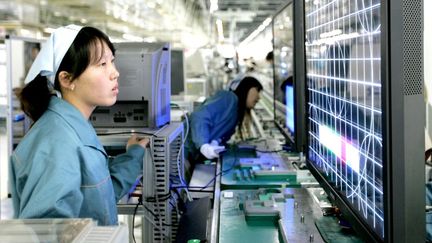 Des employ&eacute;es d'une usine qui fabrique des produits pour Samsung en Chine, &agrave; Tianjin, le 9 avril 2006.&nbsp; (ZHANG CHUNMING / IMAGINECHINA )