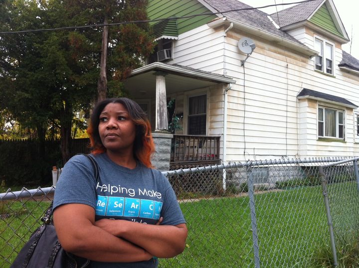 Tereena, devant sa maison qu'elle devra bientôt quitter à Cleveland. (CELIA QUILLERET / RADIO FRANCE)