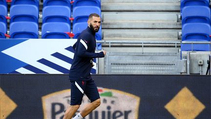 Karim&nbsp;Benzema à l'entraînement sur la pelouse du Groupama Stadium, le 6 septembre (FRANCK FIFE / AFP)