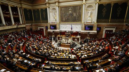 Vue de l'hémicycle de l'Assemblée nationale, alors que Bernard Cazeneuve prononce son discours de politique générale, le 13 décembre 2016. (PATRICK KOVARIK / AFP)