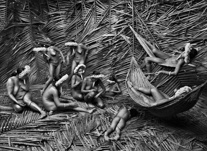 Les femmes du village zo'é de Towari Ypy ont l'habitude de se teindre le corps avec un fruit rouge, l'urucum ou roucou, qui sert aussi à la cuisine, Etat de Parà, Brésil, 2009
 (Sebastião Salgado)