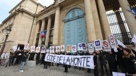 Des militants manifestent contre la loi asile-immigration devant l'Assemblée nationale à Paris, le 16 avril 2018. (MAXPPP)