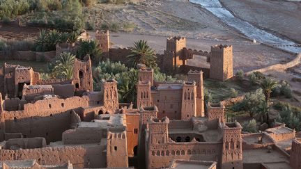 Le ksar est un type d'habitat traditionnel présaharien. Les maisons se regroupent à l’intérieur de ses murs défensifs renforcés par des tours d’angle.&nbsp; &nbsp; (MANUEL COHEN / AFP)