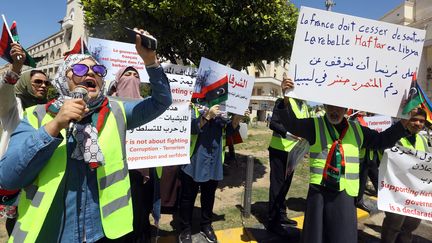 Des manifestants devant la municipalité de Tripoli, le 16 avril 2019, pour dénoncer "les interventions étrangères". (MAHMUD TURKIA / AFP)