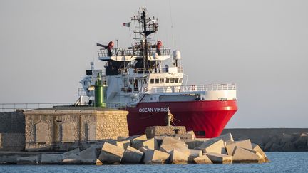 L'Ocean Viking entre dans un port sicilien en juin 2020. (GIOVANNI ISOLINO / AFP)