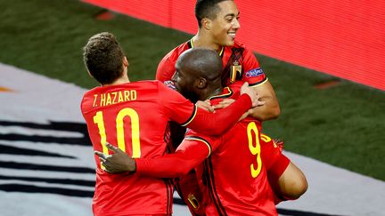 Thorgan Hazard et Youri Tielemans entourent Romelu Lukaku, auteur d'un doublé contre le Danemark. (BRUNO FAHY / BELGA MAG)