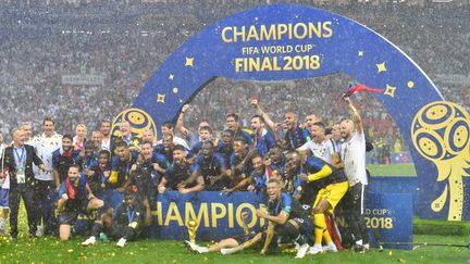 Sous une pluie battante, l'équipe de France soulève sa deuxième Coupe du monde en vingt ans, après sa victoire en finale face à la Croatie (4-2), le 15 juillet 2018 à Moscou (Russie).&nbsp; (FRANK HOERMANN / SVEN SIMON / AFP)