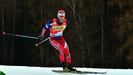 Martin Sundby a encore surclassé ses rivaux à Val di Fiemme (GIUSEPPE CACACE / AFP)