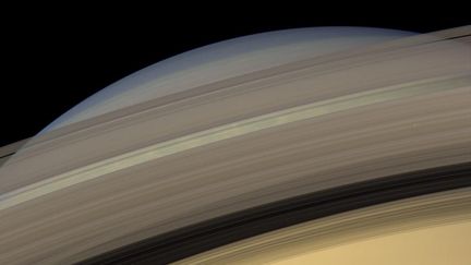 Retrouvons un peu de couleurs avec cette photo en contre plongée de Saturne, prise le 3 février 2007 à une distance de 1,1 million de kilomètres. (NASA / JPL / SPACE SCIENCE INSTITUTE)