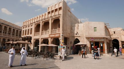 L'un des accés au Souq Wakif à Doha.&nbsp;Les boutiques qui longent les ruelles du souk regorgent de toutes sortes d’objets, à la fois pratiques et fantastiques. Des chaussures aux antiquités en passant par les objets artisanaux, ce marché est une vraie caverne d’Ali Baba pour les chasseurs de trésors, avec des pièces provenant de toute la région. (EMMANUEL LANGLOIS/FRANCEINFO)
