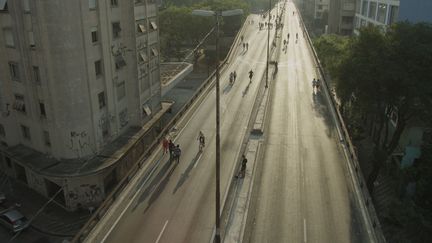 Autour d'une œuvre vidéo récente réalisée à São Paulo ("Above and Below the Minhocão), l'exposition du Bal montre comment Mark Lewis explore les questions de perception et filme le monde comme une scène de théâtre, utilisant des mouvements singuliers de caméra, créant une sorte de "vertige". Du 5 février au 3 mai 2015. Ici, Above and Below the Minhocão
 (Mark Lewis, 2014)