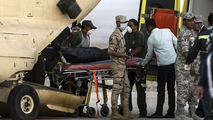 Des militaires &eacute;gyptiens transportent les corps des victimes du crash de l'avion russe dans le Sina&iuml;, dimanche 1er novembre 2015.&nbsp; (KHALED DESOUKI / AFP)