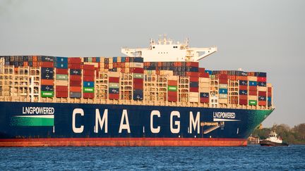 Un porte-conteneurs de la compagnie CMA-CGM, à la sortie du port d'Hambourg, le 9 mai 2023. (DANIEL BOCKWOLDT / DPA / MAXPPP)