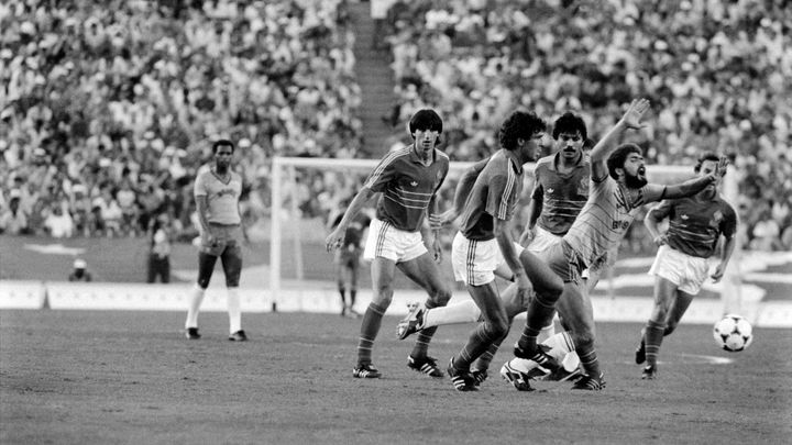 Les Français Dominique Bijotat, Michel Bibard et Guy Lacombe en finale du tournoi olympique de football contre le Brésil en 1984, au Rose Bowl de Pasadena (Californie). (GEORGES BENDRIHEM / AFP)