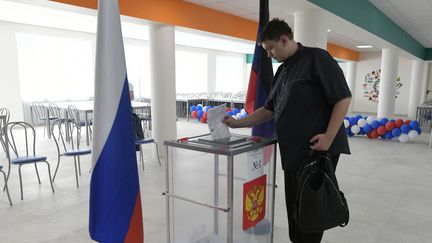 Un homme vote lors d'élections locales organisées par les autorités russes dans la région de Donetsk (Ukraine), le 8 septembre 2023. (AFP)