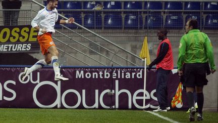 L'attaquant de Montpellier Olivier Giroud laisse &eacute;clater sa joie apr&egrave;s son tripl&eacute; face &agrave; Sochaux, le 26 novembre 2011, &agrave; Sochaux. (SEBASTIEN BOZON / AFP)