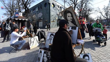 Des artistes peignent des portraits à Tachkent, capitale de l'Ouzbékistan, le 8 mars 2024. (VYACHESLAV OSELEDKO / AFP)