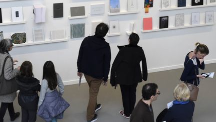 Exposition des œuvres vendues en 2015 lors de l'opération "Recto/Verso" 
 (MIGUEL MEDINA / AFP)