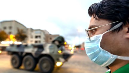 Un homme avec un masque à Casablanca, le 20 mars 2020.&nbsp; (STR / AFP)