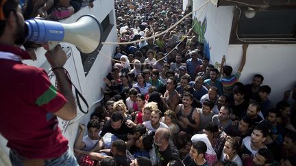 Des migrants attendent pour la procédure d'enregistrement dans le stade de Kos.
 (Angelos Tzortzinis / AFP)