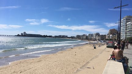 En plein après-midi d'août, la plage des Sables-d'Olonnes est vide,&nbsp;suite à une décision municipale. (FARIDA NOUAR / FRANCEINFO / RADIO FRANCE)