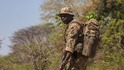 est sans aucun doute le plus fier de participer à cette mission. Ce sergent de l'armée de Sa Gracieuse Majesté est citoyen du Malawi et se dit ravi «d'aider son pays à lutter contre les trafiquants (…). J'espère un changement car nous apportons de nouvelles compétences.»  (Amos Gumulira / AFP)