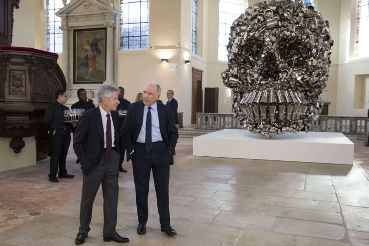 François Pinault (à droite), 3e fortune de France, devant une œuvre de sa collection,&nbsp;"Very Hungry God"&nbsp;de&nbsp;Subodh Gupta, en compagnie du conseiller Alain Minc, lors d'une exposition au siège du groupe Kering à Paris, le 15 septembre 2017. (MEIGNEUX / SIPA)