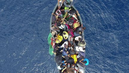 Cette photo aérienne, prise le 8 septembre 2018, les montre avant qu'ils soient secourus par la Guardia Civile espagnole et l'agence de recherche et de sauvetage en mer Salvamento Maritimo. 157 migrants, au total, ont été sauvés. L'Espagne a connu une augmentation constante des arrivées cette année et a dépassé l'Italie comme destination privilégiée pour les personnes cherchant désespérément à atteindre l’Europe. La politique espagnole sur les migrants diffère de celles de nombreux pays européens. Le ministre espagnol des Affaires étrangères, Josep Borell, a rejeté le 30 juillet 2018 l'idée que son pays soit confronté à une immigration «massive». A ses yeux, le continent européen a besoin de «sang neuf». (MARCOS MORENO / AFP)