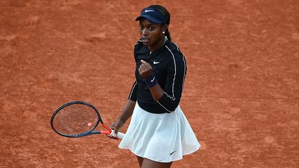 Sloane Stephens lors de son match contre Jil Teichmann à Roland-Garros, le 29 mai 2022. (CHRISTOPHE ARCHAMBAULT / AFP)