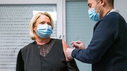 Marina Carrère d'Encausse, médecin et présentatrice sur France Télévisions, se fait vacciner, le 6 janvier 2021 à la maison médicale d'Aulnay-sous-Bois (Seine-Saint-Denis). (VOISIN / PHANIE / AFP)