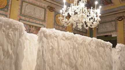 Un impressionnant labyrinthe de nylon plissé et virginal enveloppe le visiteur dès son arrivée dans un nuage, une construction chimérique, un  rêve
 (Photo prise à la Villa Olmo, Côme (Italie))