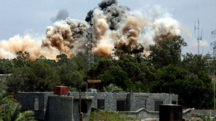 Après un raid aérien sur Tajura, à 30 km à l'est de Tripoli, le 24 mai 2011 (AFP - STR)