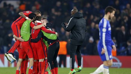 Les joueurs du PSG c&eacute;l&egrave;brent leur qualification pour les quarts de finale de la Ligue des champions. (IAN KINGTON / AFP)