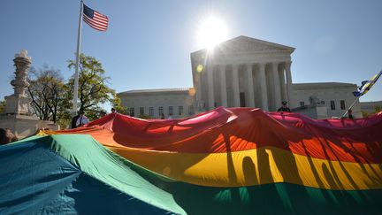 Des partisans du mariage entre personnes de m&ecirc;me sexe sont rassembl&eacute;es devant la Cour supr&ecirc;me des Etats-Unis, le 28 avril 2015. (MLADEN ANTONOV / AFP)