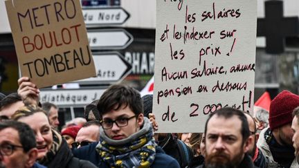 Des manifestants protestent contre le projet de réforme des retraites, à Paris, le 11 février 2023. (DENIS CHARLET / AFP)