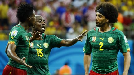 En plein match contre la Croatie, le Camerounais Pierre Webo&nbsp;doit s&eacute;parer ses co&eacute;quipiers Benjamin Moukandjo&nbsp;et Beno&icirc;t Assou-Ekotto, le 18 juin &agrave; Manaus (Br&eacute;sil). Leur Mondial est un fiasco. (MURAD SEZER / REUTERS)